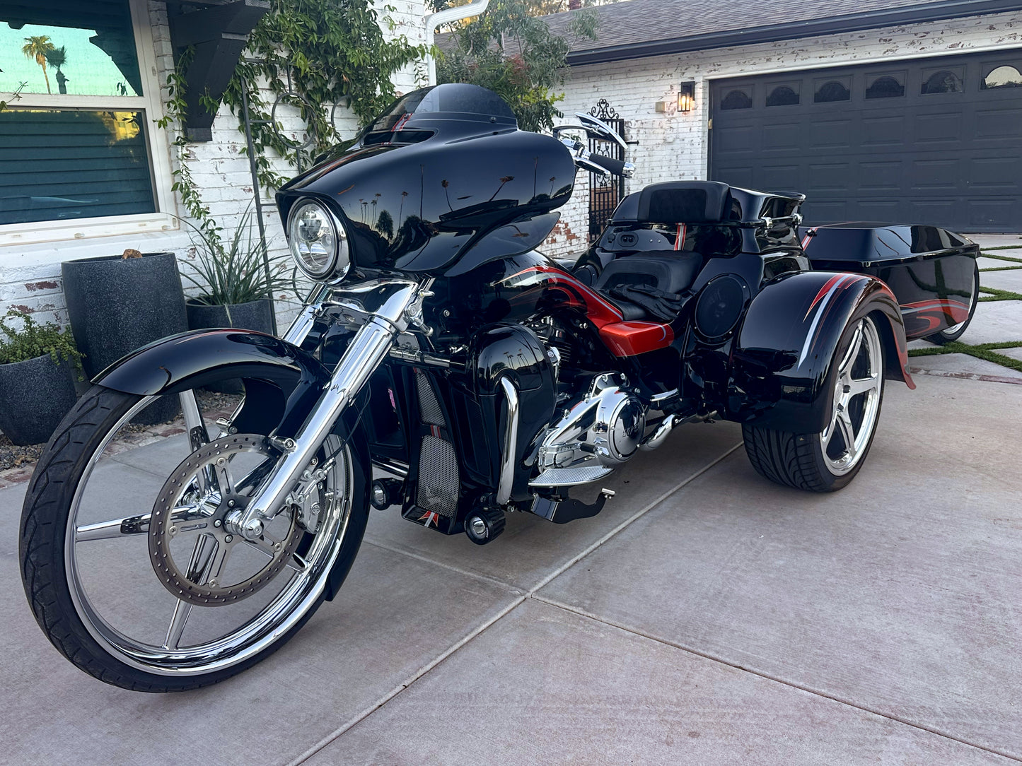 Harley-Davidson / Paul Yaffe 2022 Full Custom Chopper, Tri Glide with Bagger Nation 26" wheel, 20" matching rear wheels and full custom body! Also includes color matched Trailer!